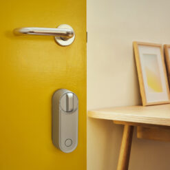 Cerradura Inteligente Yale Linus Smart Lock L2 - Plata - En uso