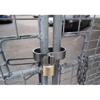 Abus GateSec 131 140 portacandado 76824 en valla de obra